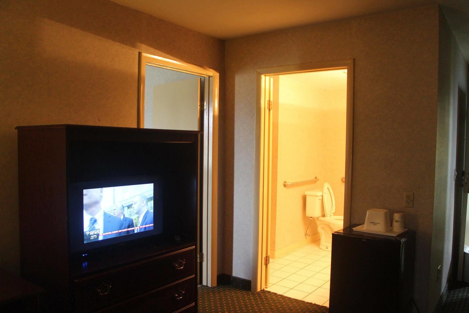 Magnuson Hotel East סירקיוז מראה חיצוני תמונה