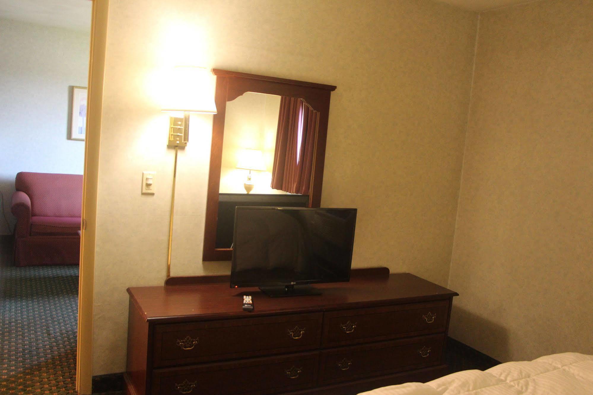 Magnuson Hotel East סירקיוז מראה חיצוני תמונה